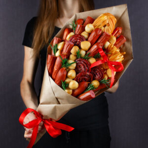 Съедобный букет «Хокинс-Вольт» в крафте. фото 5