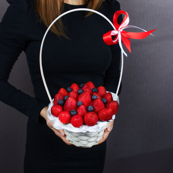 Корзинка с клубникой и голубикой «Клубничный Взрыв» 2