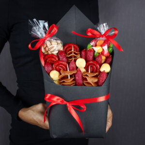 Съедобный букет «Жак-Нейтрон» в черной упаковке. фото 1