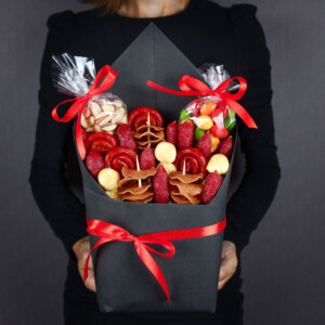 Съедобный букет «Жак-Нейтрон» в черной упаковке. фото 3