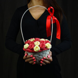 Розы из шоколада «Кримсон» в корзинке 19 шт. Фото 1