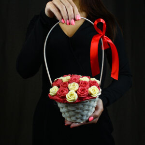 Розы из шоколада «Кримсон» в корзинке 19 шт. Фото 3