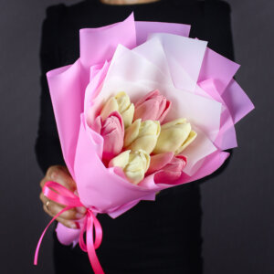 Тюльпаны из шоколада «Эмма» 7 бутонов в розовой упаковке. Фото 1