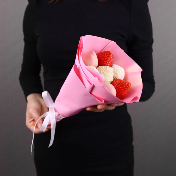 Букет из клубники в шоколаде «Пинк-Сноу» в розовой упаковке. 7 ягод. Фото 1