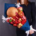 Съедобный букет «Рамзи-Крипт» в синей упаковке. Фото 2