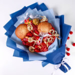 Съедобный букет «Рейнольдс-Флоу» в пышной упаковке синего цвета. Фото 2