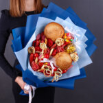 Съедобный букет «Рейнольдс-Флоу» в пышной упаковке синего цвета. Фото 5