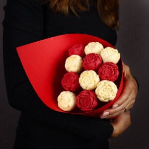 Пионы из шоколада «Кримсон» 11 в картоне красный. Фото 2